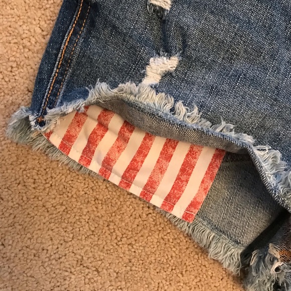 Old Navy Boyfriend Distressed Denim Shorts Patriotic Peekaboo Pockets Size 2 - Picture 5 of 14